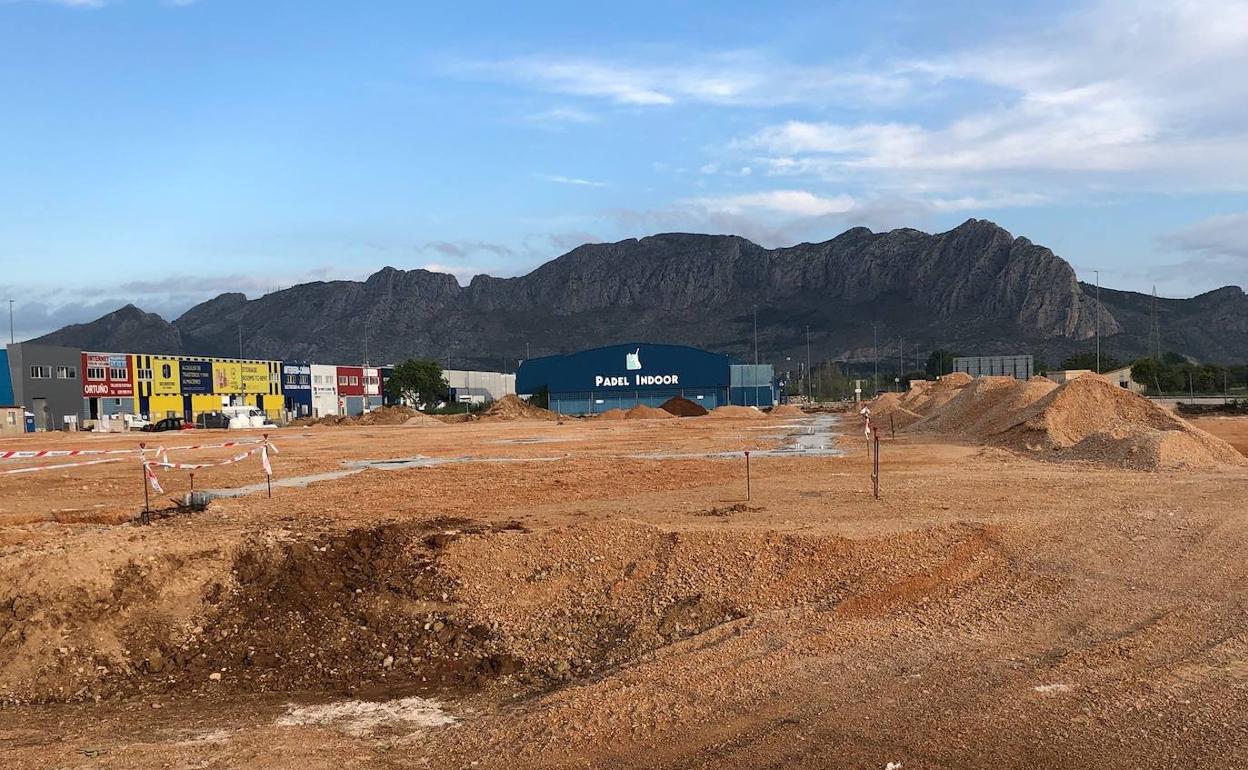 La parcela donde han comenzado los trabajos para construir la tienda de Decathlon en Ondara. 