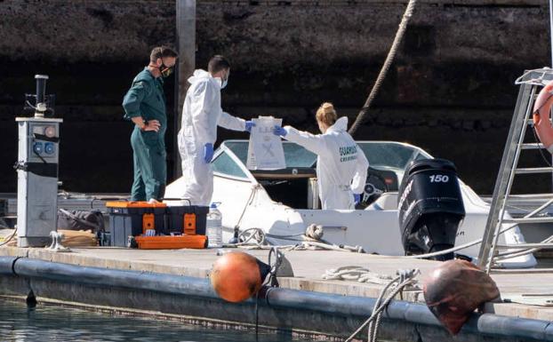 La Guardia Civil, en zona portuaria, investigando en la embarcación del padre.