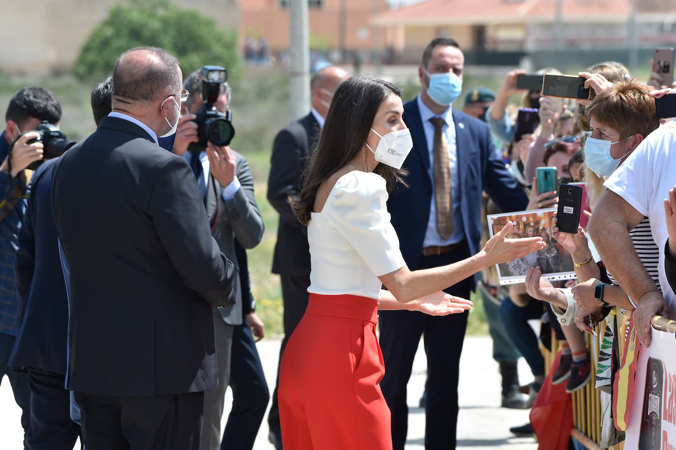 Fotos: Doña Letizia brilla con sus colores favoritos