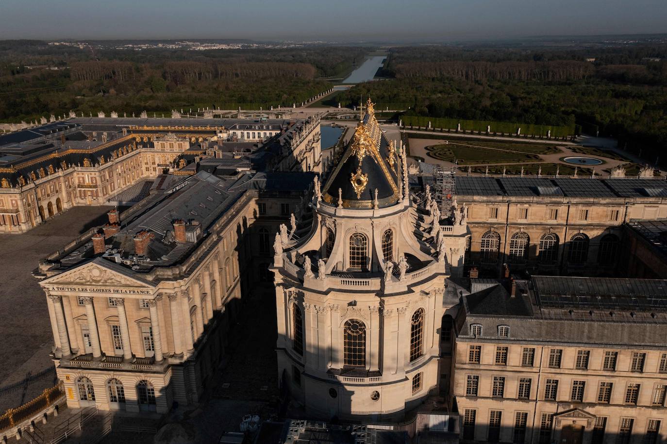 Las imágenes aéreas muestran el Palacio de Versalles (Chateau de Versailles), en las afueras de París, tras las obras de renovación de la Capilla Real. El Palacio de Versalles desempeñó las funciones de residencia real desde 1682 hasta 1789 y constituye uno de los complejos arquitectónicos más importantes de Europa. 