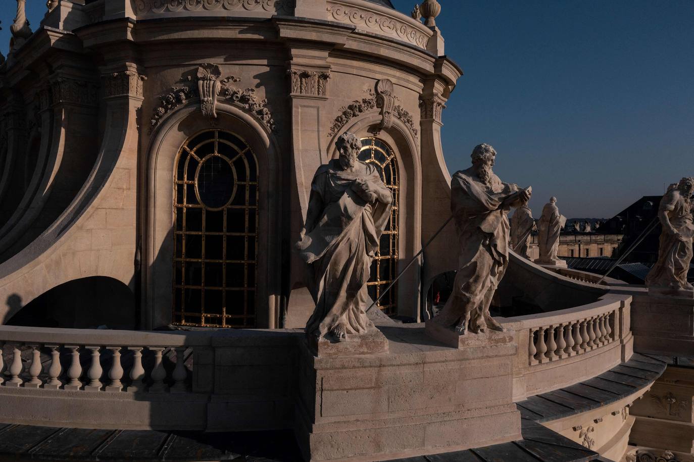 Las imágenes aéreas muestran el Palacio de Versalles (Chateau de Versailles), en las afueras de París, tras las obras de renovación de la Capilla Real. El Palacio de Versalles desempeñó las funciones de residencia real desde 1682 hasta 1789 y constituye uno de los complejos arquitectónicos más importantes de Europa. 