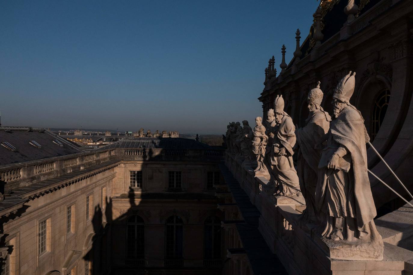 Las imágenes aéreas muestran el Palacio de Versalles (Chateau de Versailles), en las afueras de París, tras las obras de renovación de la Capilla Real. El Palacio de Versalles desempeñó las funciones de residencia real desde 1682 hasta 1789 y constituye uno de los complejos arquitectónicos más importantes de Europa. 