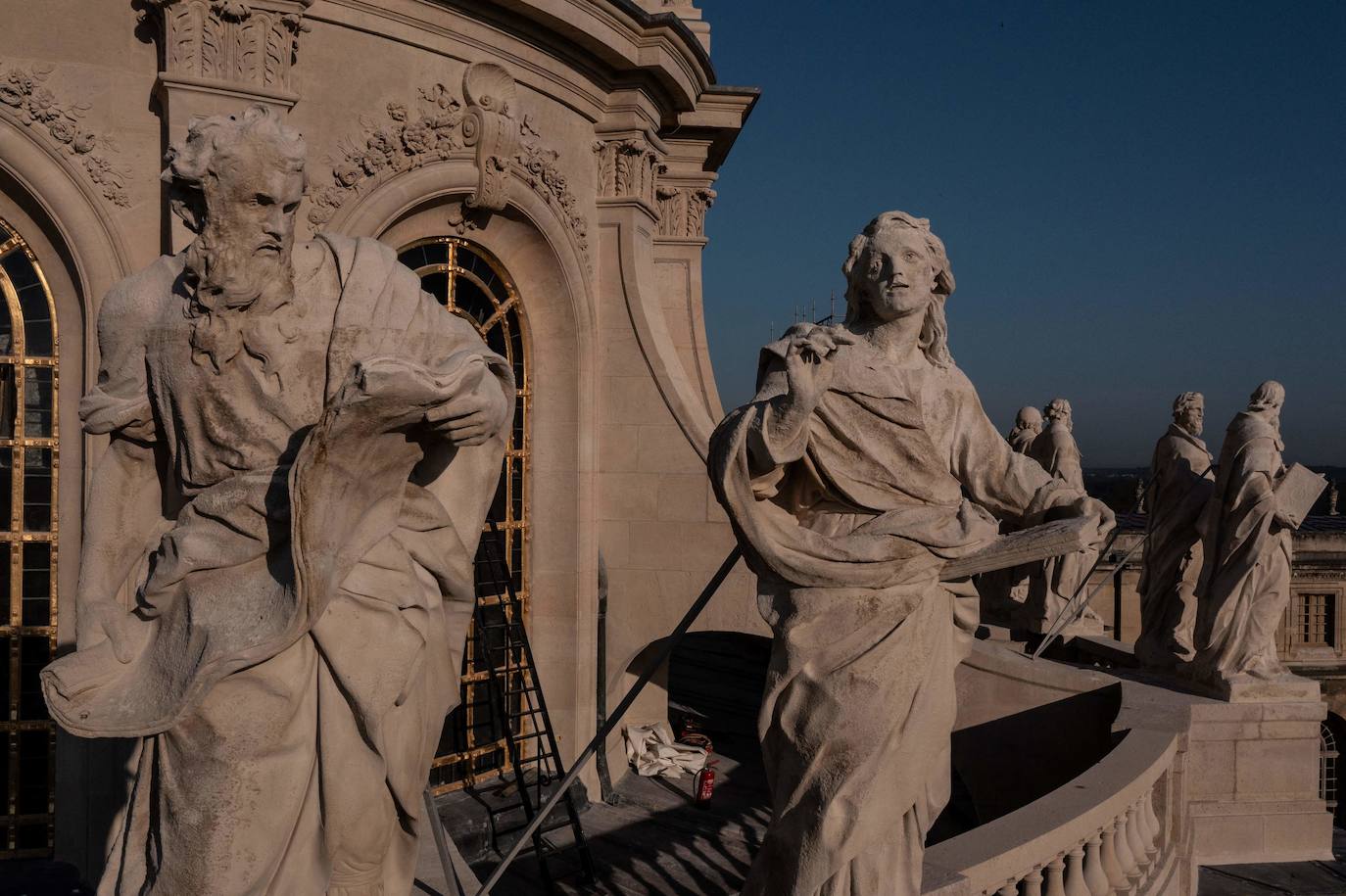 Las imágenes aéreas muestran el Palacio de Versalles (Chateau de Versailles), en las afueras de París, tras las obras de renovación de la Capilla Real. El Palacio de Versalles desempeñó las funciones de residencia real desde 1682 hasta 1789 y constituye uno de los complejos arquitectónicos más importantes de Europa. 