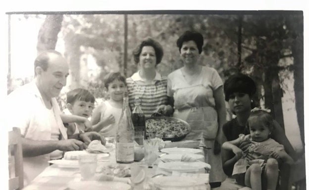 Imagen principal - Arriba, con su madre, Trinidad, sus hermanos Paco y Trini, su prima Merce y sus tíos Roberto y Pepa en la Canyada, donde pasaban los veranos. Abajo, con su hermano Paco. A la derecha, una foto de sus padres recién casados en la Torre Eiffel, en París, ciudad que visitaron en su luna de miel.