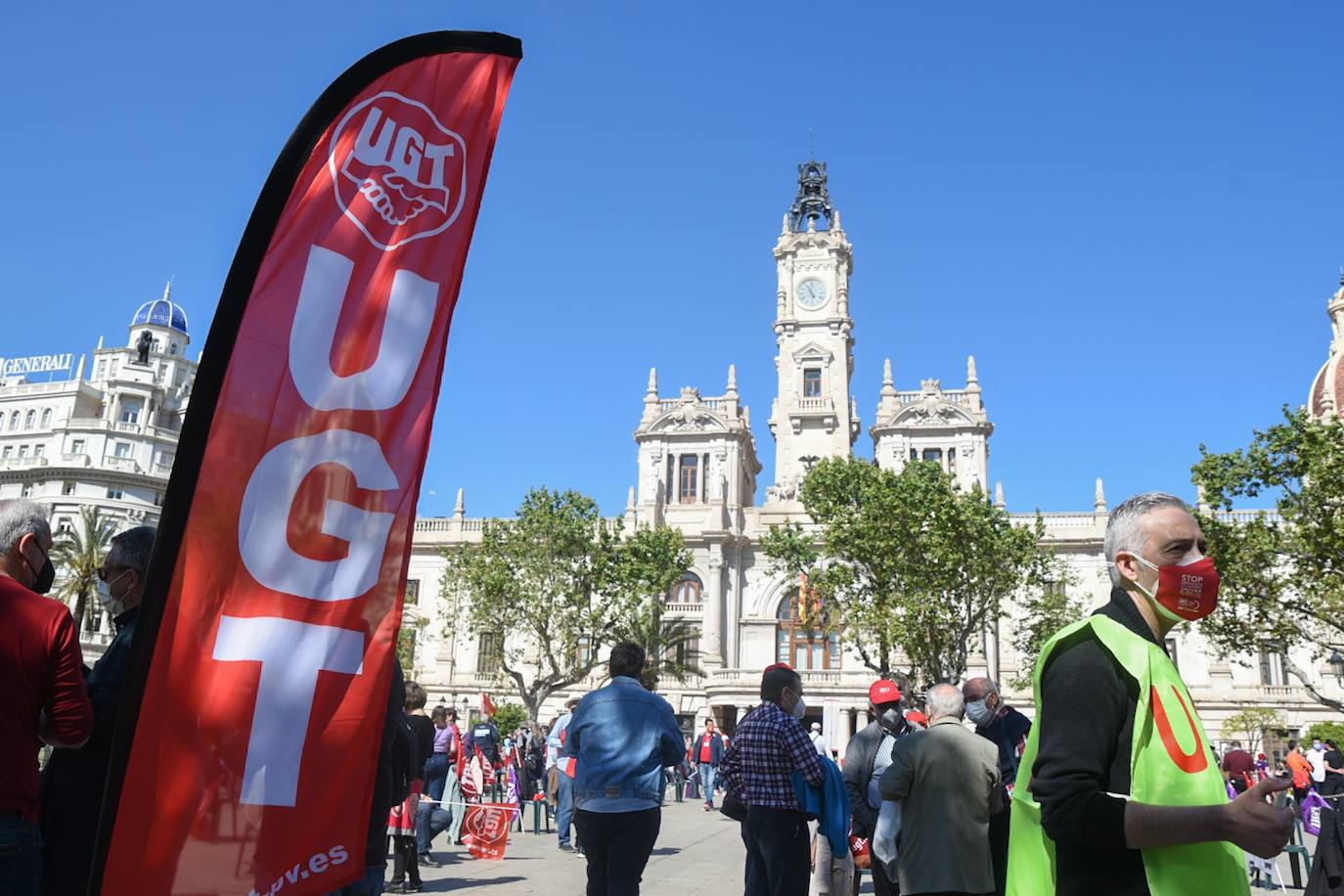 Como cada 1 de mayo, Día Internacional de los Trabajadores, los sindicatos CCOO y UGT salen a la calle. Este año las concentraciones están marcadas por la pandemia, pero aún así varias personas se han reunido en la plaza del Ayuntamiento de Valencia manteniendo las distancias de seguridad. 