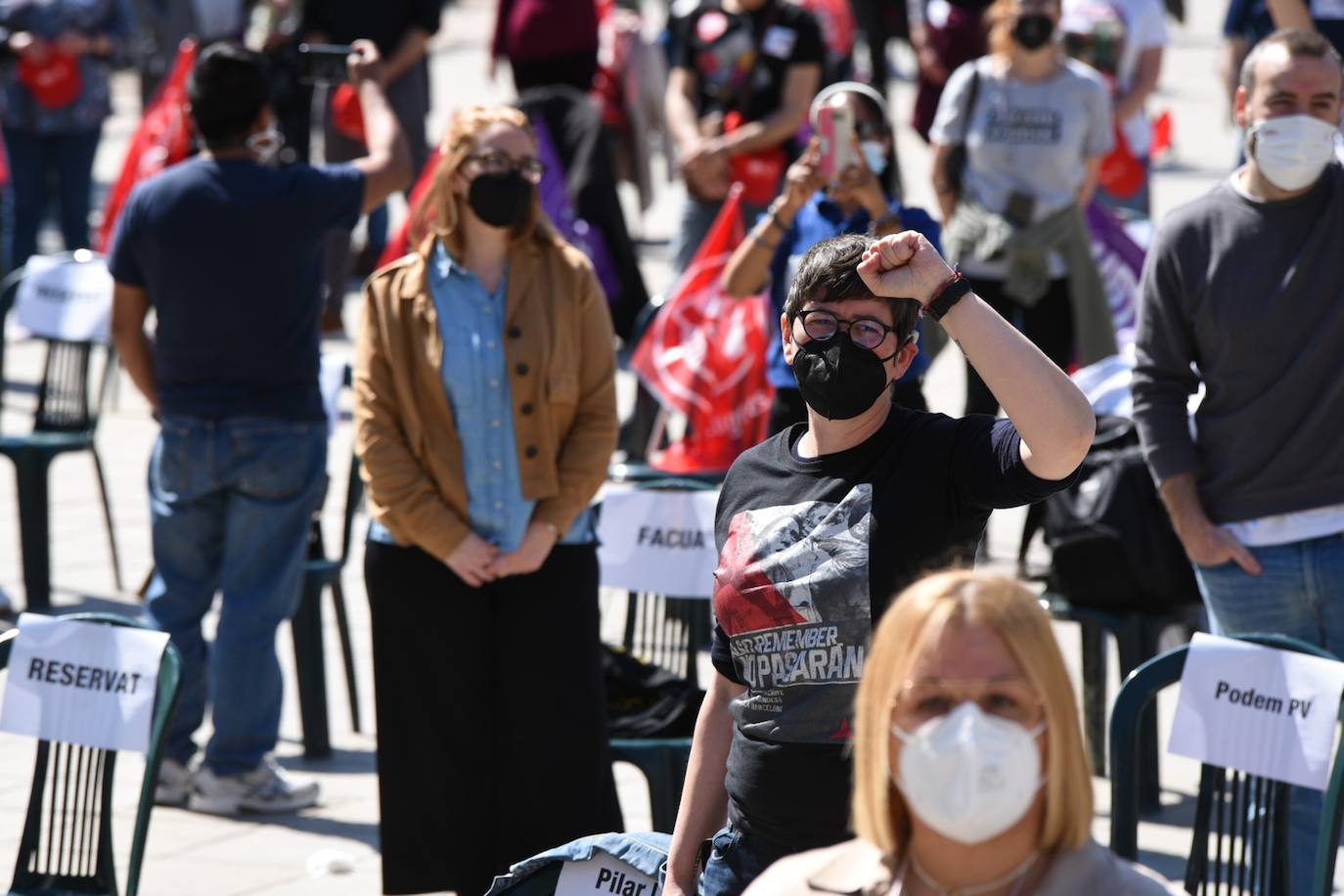 Como cada 1 de mayo, Día Internacional de los Trabajadores, los sindicatos CCOO y UGT salen a la calle. Este año las concentraciones están marcadas por la pandemia, pero aún así varias personas se han reunido en la plaza del Ayuntamiento de Valencia manteniendo las distancias de seguridad. 