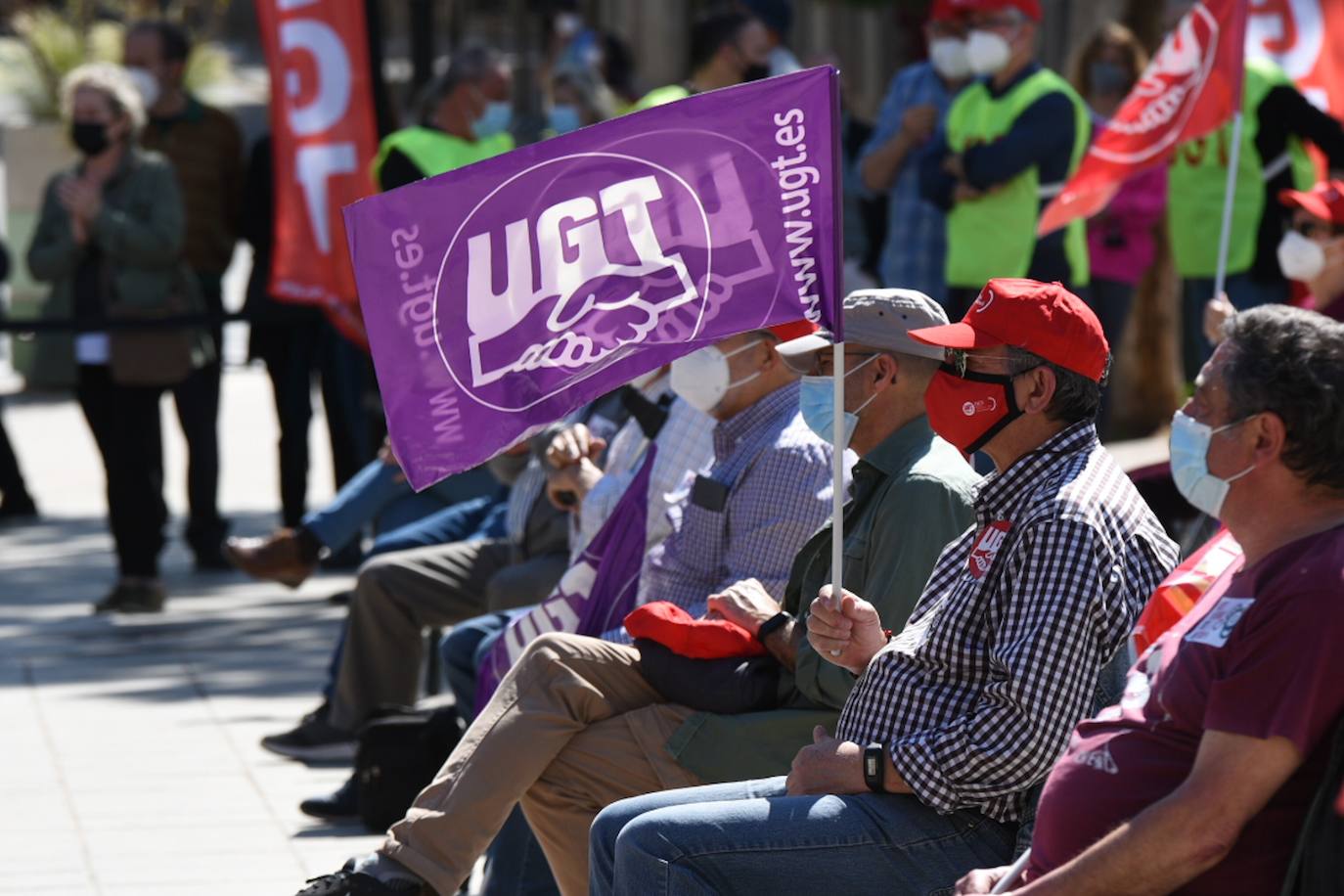 Como cada 1 de mayo, Día Internacional de los Trabajadores, los sindicatos CCOO y UGT salen a la calle. Este año las concentraciones están marcadas por la pandemia, pero aún así varias personas se han reunido en la plaza del Ayuntamiento de Valencia manteniendo las distancias de seguridad. 