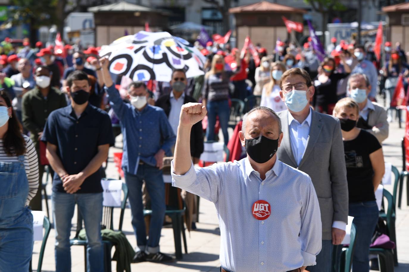 Como cada 1 de mayo, Día Internacional de los Trabajadores, los sindicatos CCOO y UGT salen a la calle. Este año las concentraciones están marcadas por la pandemia, pero aún así varias personas se han reunido en la plaza del Ayuntamiento de Valencia manteniendo las distancias de seguridad. 