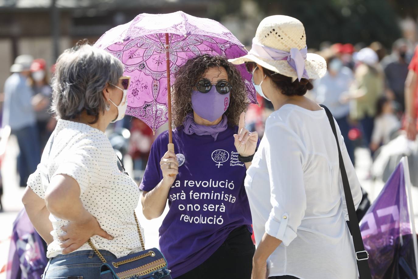 Como cada 1 de mayo, Día Internacional de los Trabajadores, los sindicatos CCOO y UGT salen a la calle. Este año las concentraciones están marcadas por la pandemia, pero aún así varias personas se han reunido en la plaza del Ayuntamiento de Valencia manteniendo las distancias de seguridad. 