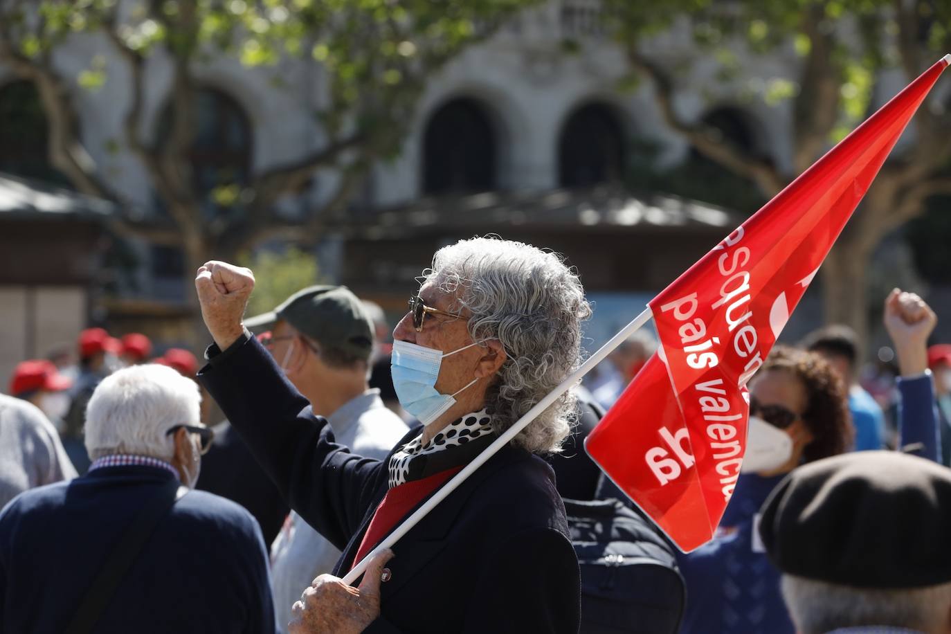 Como cada 1 de mayo, Día Internacional de los Trabajadores, los sindicatos CCOO y UGT salen a la calle. Este año las concentraciones están marcadas por la pandemia, pero aún así varias personas se han reunido en la plaza del Ayuntamiento de Valencia manteniendo las distancias de seguridad. 