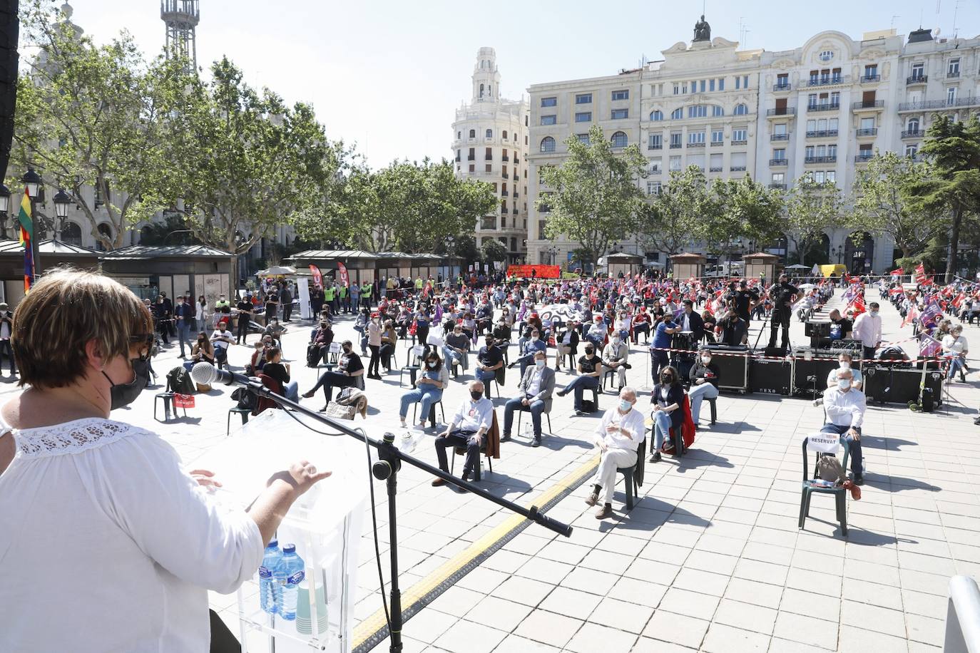 Como cada 1 de mayo, Día Internacional de los Trabajadores, los sindicatos CCOO y UGT salen a la calle. Este año las concentraciones están marcadas por la pandemia, pero aún así varias personas se han reunido en la plaza del Ayuntamiento de Valencia manteniendo las distancias de seguridad. 