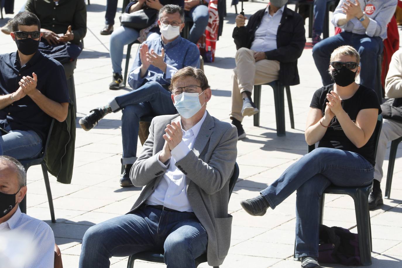 Como cada 1 de mayo, Día Internacional de los Trabajadores, los sindicatos CCOO y UGT salen a la calle. Este año las concentraciones están marcadas por la pandemia, pero aún así varias personas se han reunido en la plaza del Ayuntamiento de Valencia manteniendo las distancias de seguridad. 