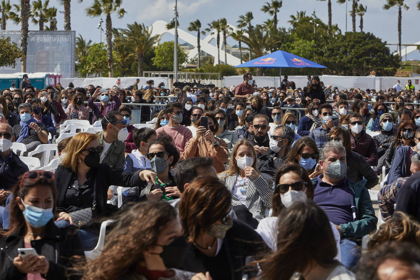 Love of Lesbian ha devuelto este sábado la música a Valencia con dos conciertos en la Marina. Sentados, con distancia de metro y medio y con mascarilla, el público ha asistido a las actuaciones de la banda en esta 'nueva normalidad'. El viernes, fue el grupo catalán La Pegatina el encargado de abrir los conciertos del ciclo 'Nits al Carme'. 