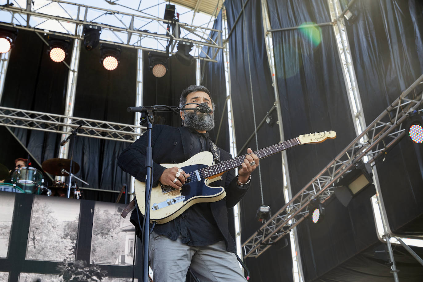 Love of Lesbian han devuelto este sábado la música a Valencia este sábado con dos conciertos en la Marina de Valencia. Sentados, con distancia de metro y medio y con mascarilla, el público ha asistido a las actuaciones de la banda en esta 'nueva normalidad'. El viernes, fue el grupo catalán La Pegatina el encargado de abrir los conciertos del ciclo 'Nits al Carme'. 