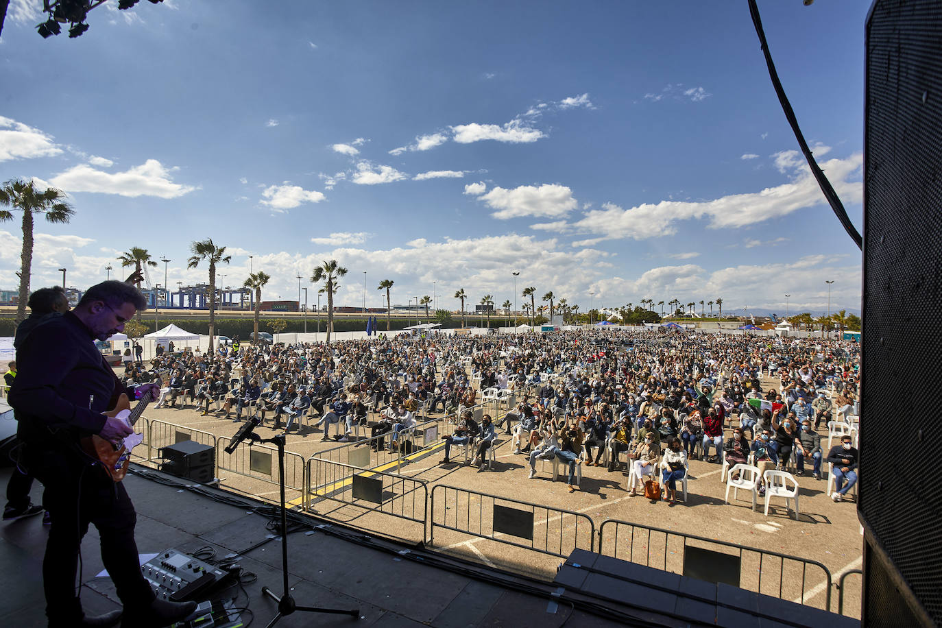 Love of Lesbian ha devuelto este sábado la música a Valencia con dos conciertos en la Marina. Sentados, con distancia de metro y medio y con mascarilla, el público ha asistido a las actuaciones de la banda en esta 'nueva normalidad'. El viernes, fue el grupo catalán La Pegatina el encargado de abrir los conciertos del ciclo 'Nits al Carme'. 