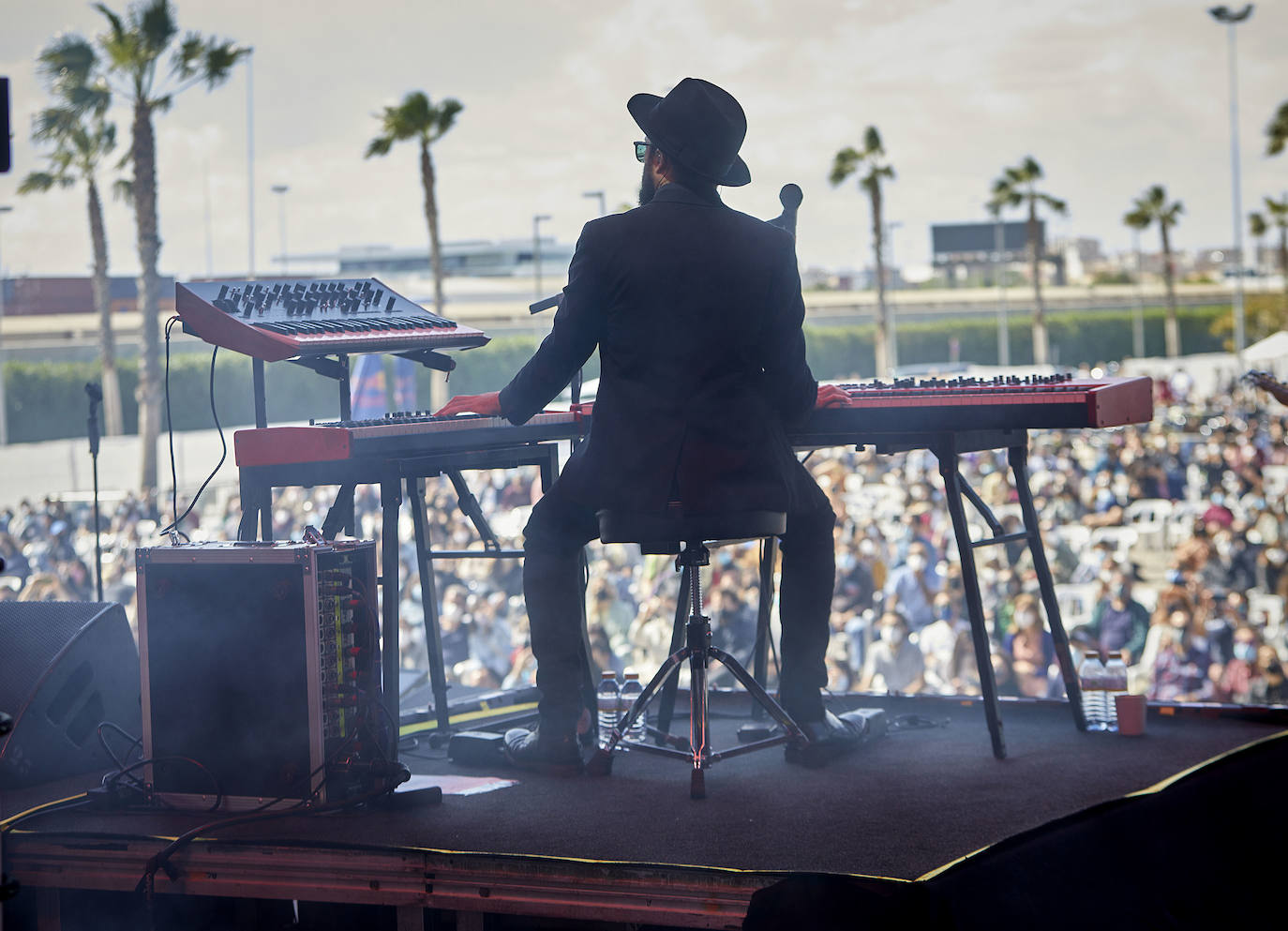 Love of Lesbian ha devuelto este sábado la música a Valencia con dos conciertos en la Marina. Sentados, con distancia de metro y medio y con mascarilla, el público ha asistido a las actuaciones de la banda en esta 'nueva normalidad'. El viernes, fue el grupo catalán La Pegatina el encargado de abrir los conciertos del ciclo 'Nits al Carme'. 