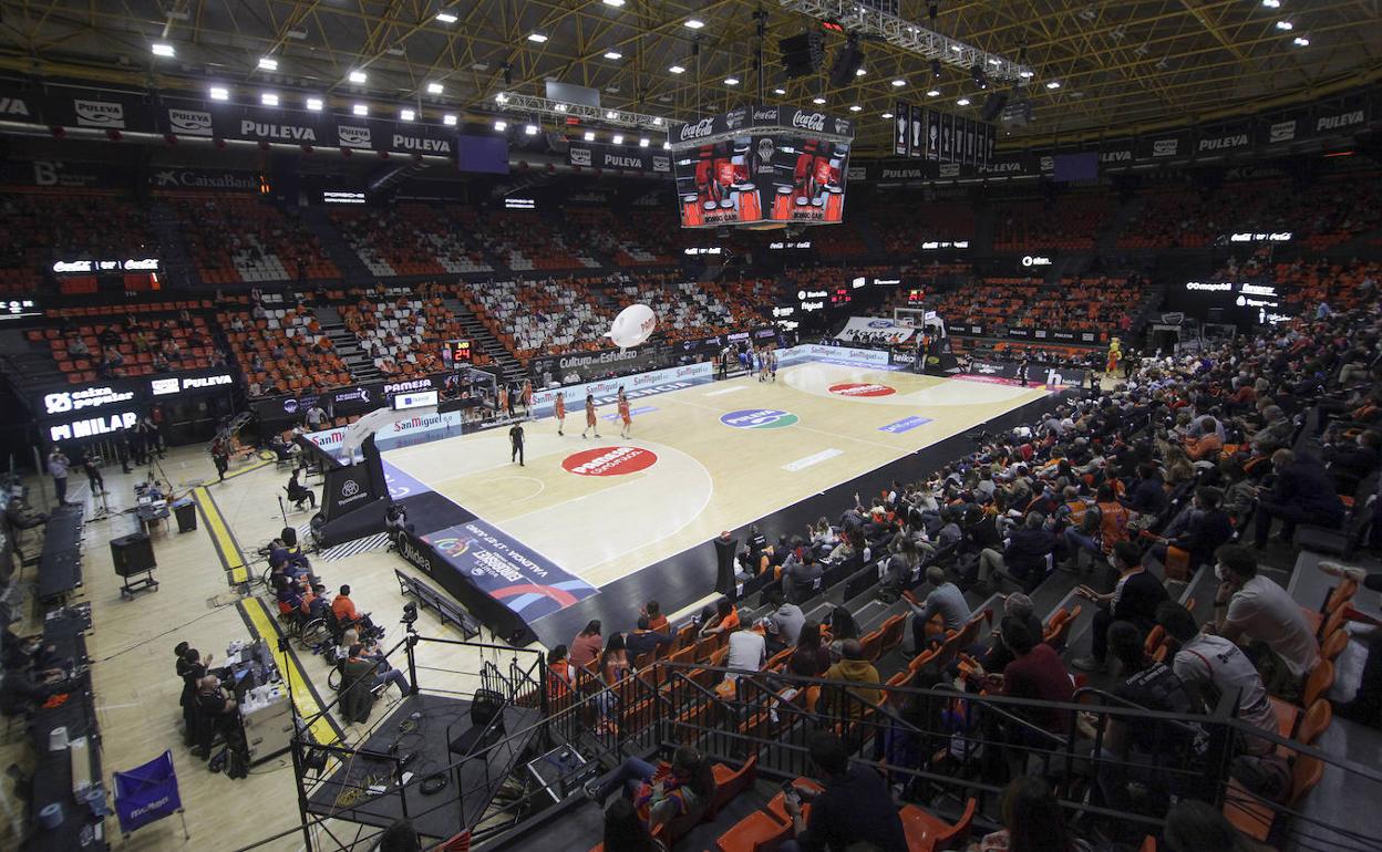 Aspecto de las gradas de la Fonteta durante el partido.