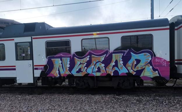 La Policía Local detiene a tres grafiteros por pintar vagones de tren en Valencia 