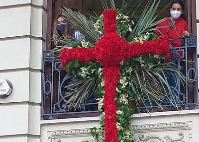 Imagen secundaria 1 - Cruz de la falla Plaza de la Cruz-Los Ángeles, proyecto de la falla Castellón-Segorbe y cruz de la Junta de Fiestas del Santísimo Cristo de Nazaret. 