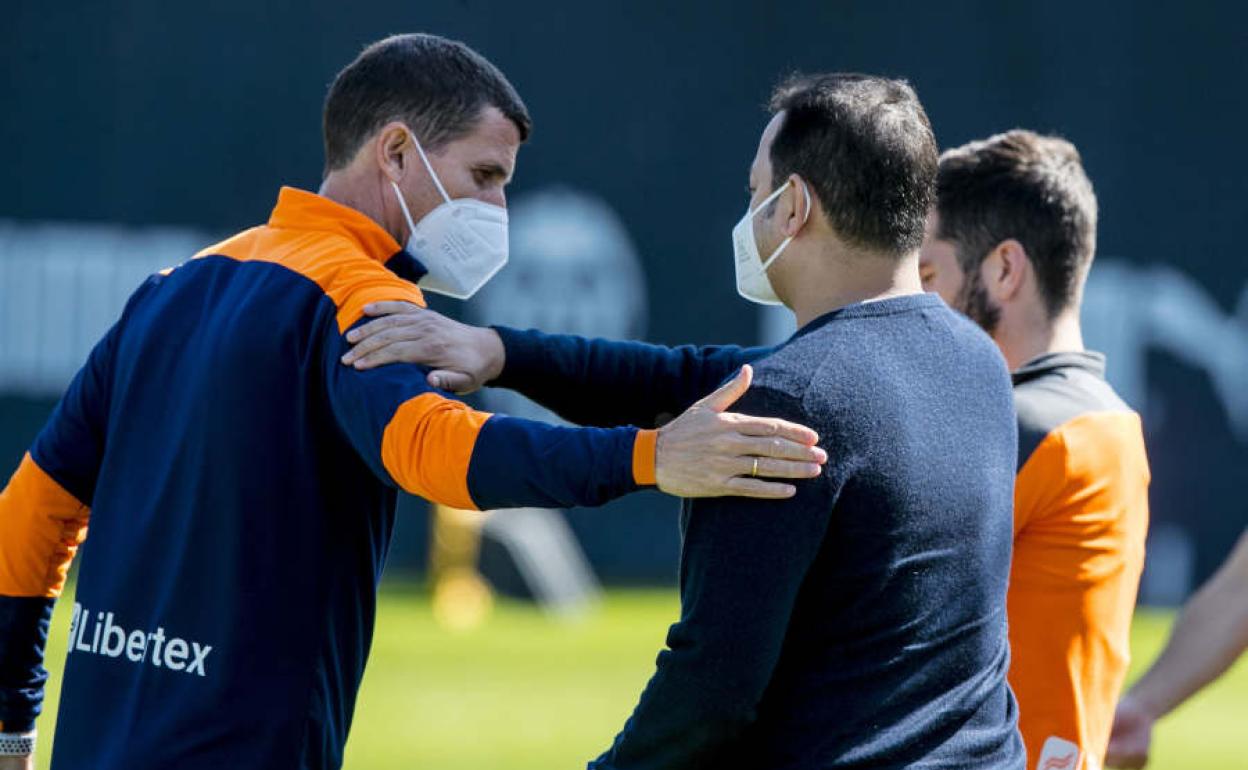 Javi Gracia saluda a Anil Murthy.