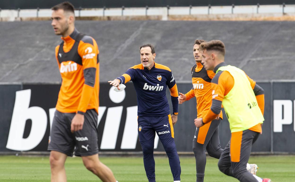 Voro dirige el entrenamiento del Valencia