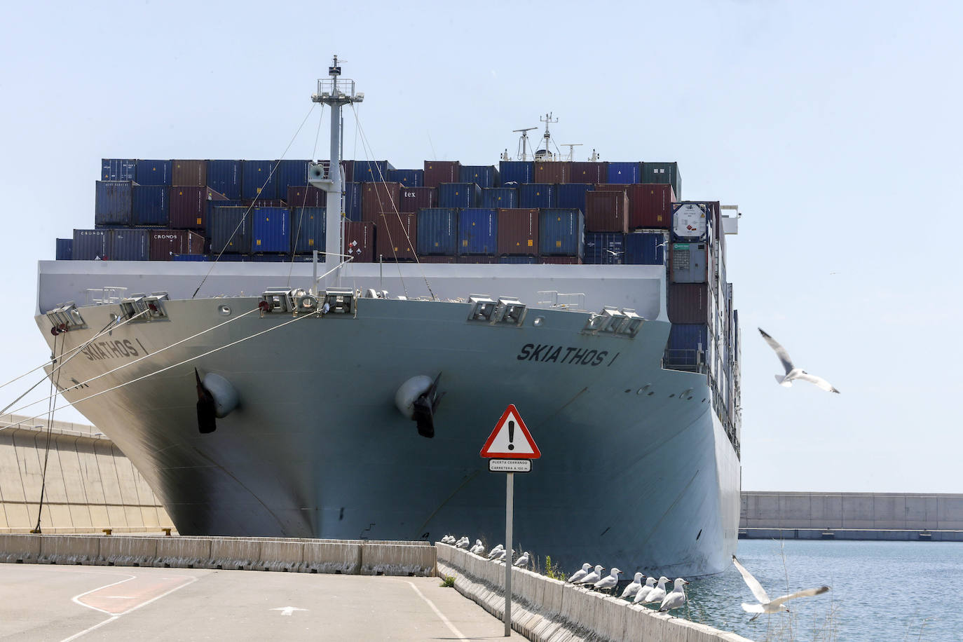 El brote de Covid en los dos barcos aislados en el Puerto de Valencia suma ya 13 contagios. Los buques El Skiathos I y El Maersk UTAH permanecen en cuarentena en aguas valencianas