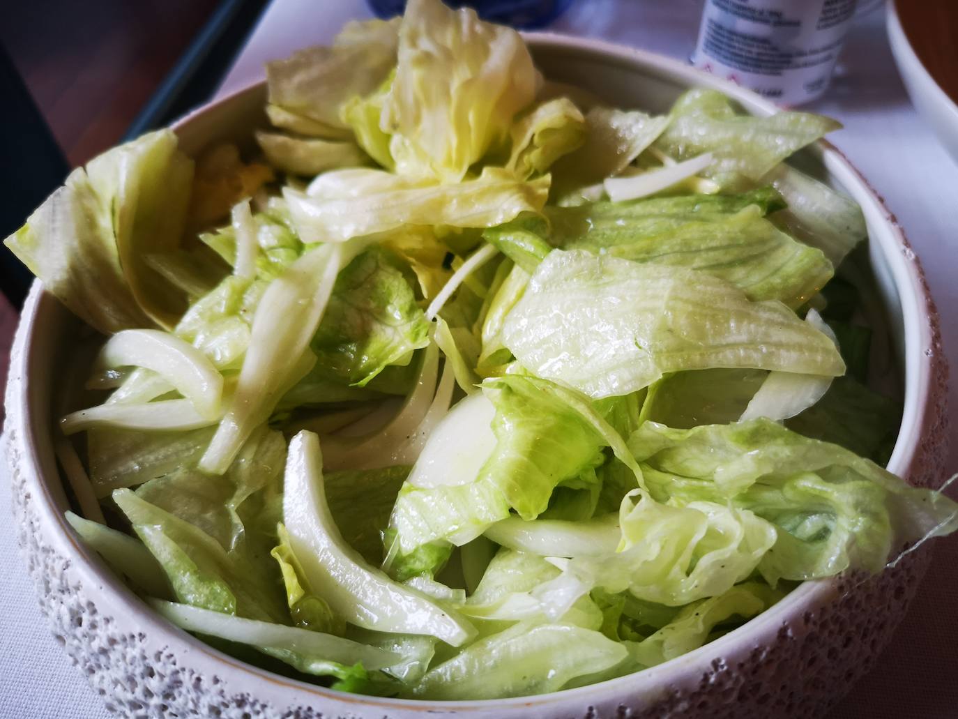 Su ensalada, que limpia el paladar durante la comida, destaca por su dulzura pero en especial por el aliño secreto que la embadurna.