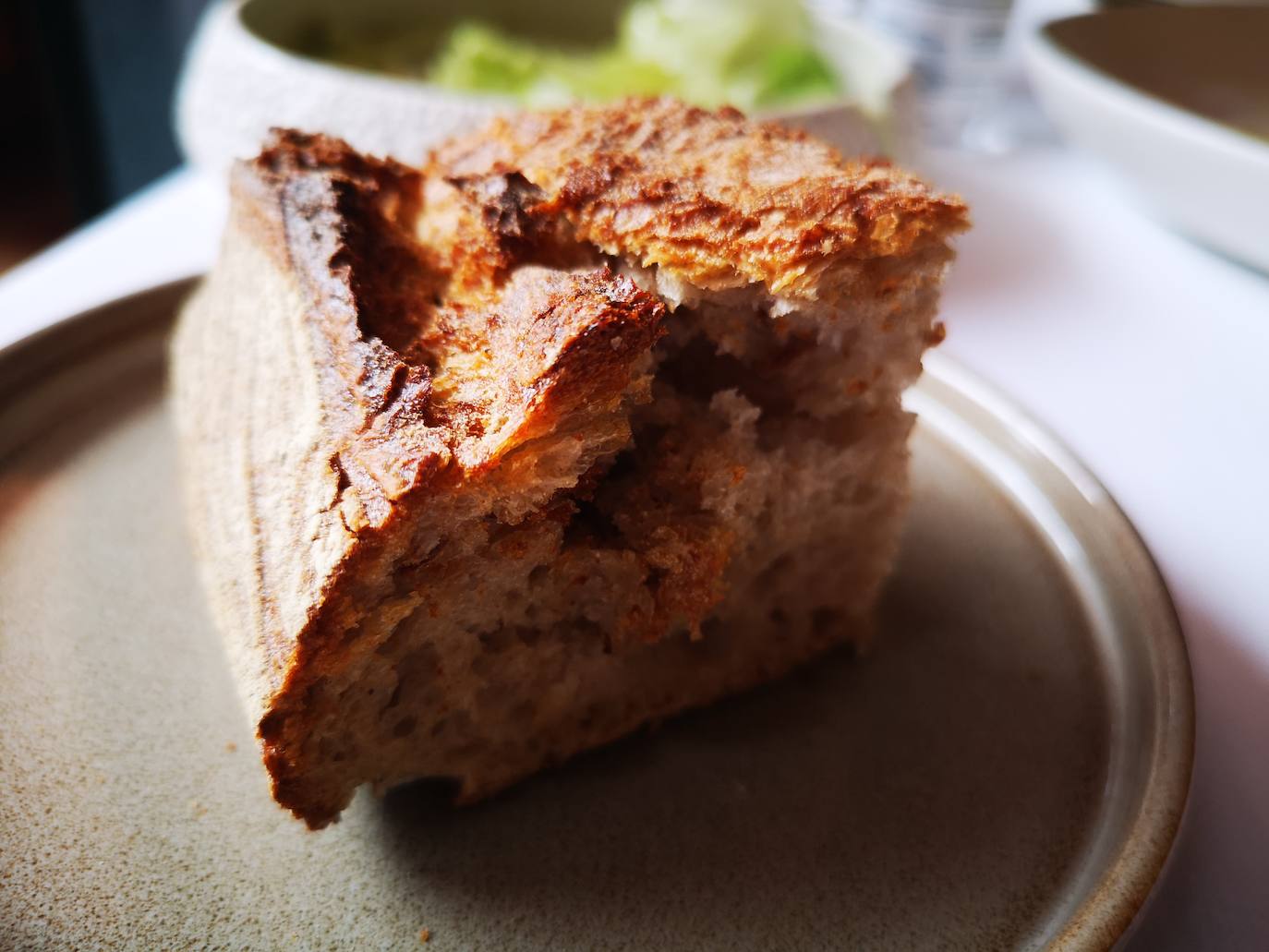 El pan está que cruje. Tentación absoluta con el aceite que te ofrece de verde intenso. 