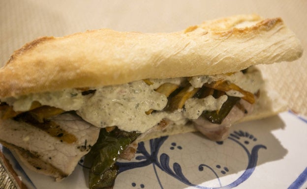 El bocadillo de la semana, servido en un azulejo, va acompañado de un almuerzo completo.