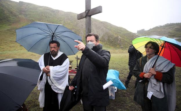 El director de 'Sin límites', Simon West, junto al actor Pepón Nieto en la playa de Azkorri.