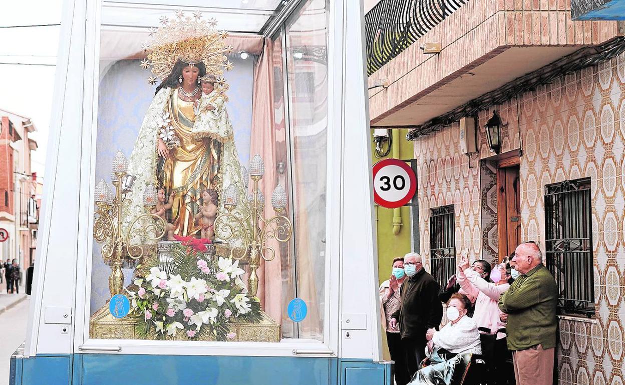 Visita de la Peregrina, subida en el 'Maremóvil', a una localidad de Valencia.