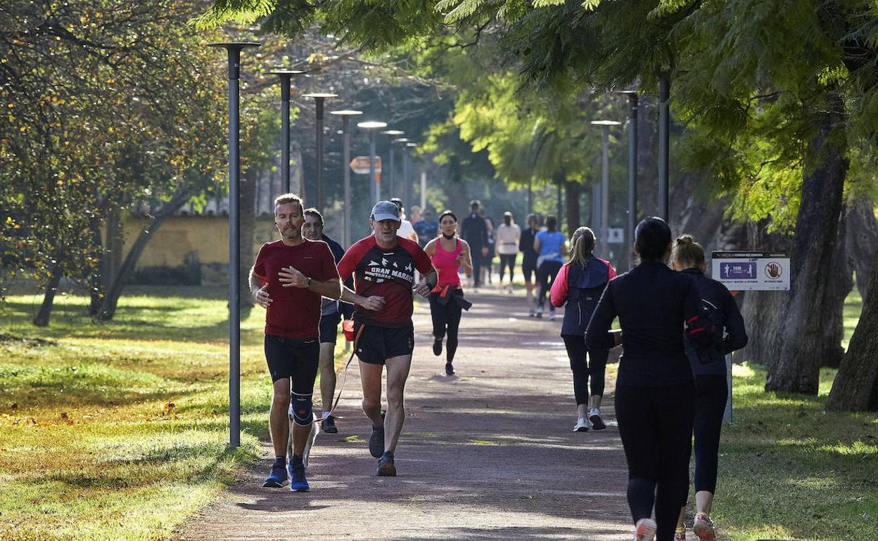 Corredores en el cauce del río