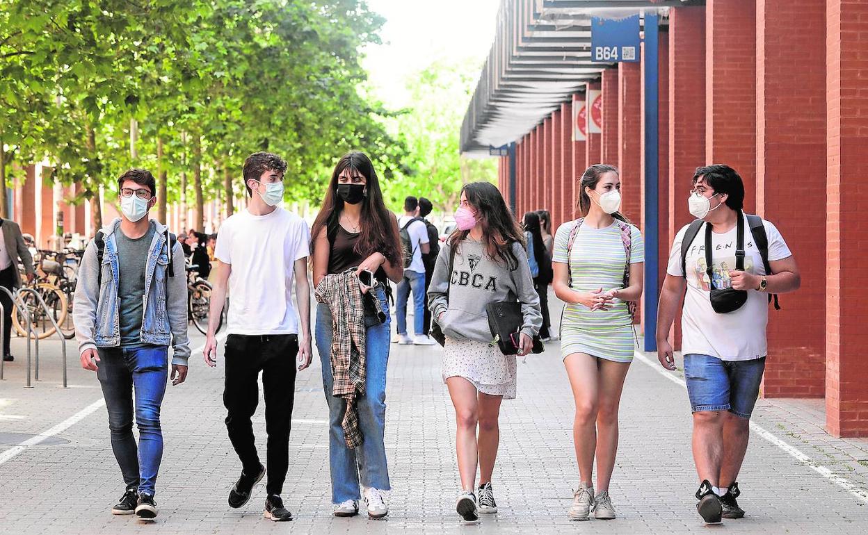 Albert, Dani, Claudia, Helena, Andrea y Nacho, que se irán de Erasmus el curso que viene, ayer en el campus de Tarongers. 