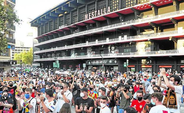 Imagen principal - 1. Concentración ante Mestalla el 12 agosto. 2. Caravana automovilística del 24 enero. 3. El 29 agosto se buscó una protesta simbólica contra Meriton. 