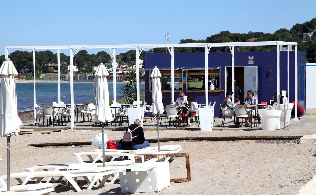 El chiringuito montado en la playa de la Marineta Cassiana. 