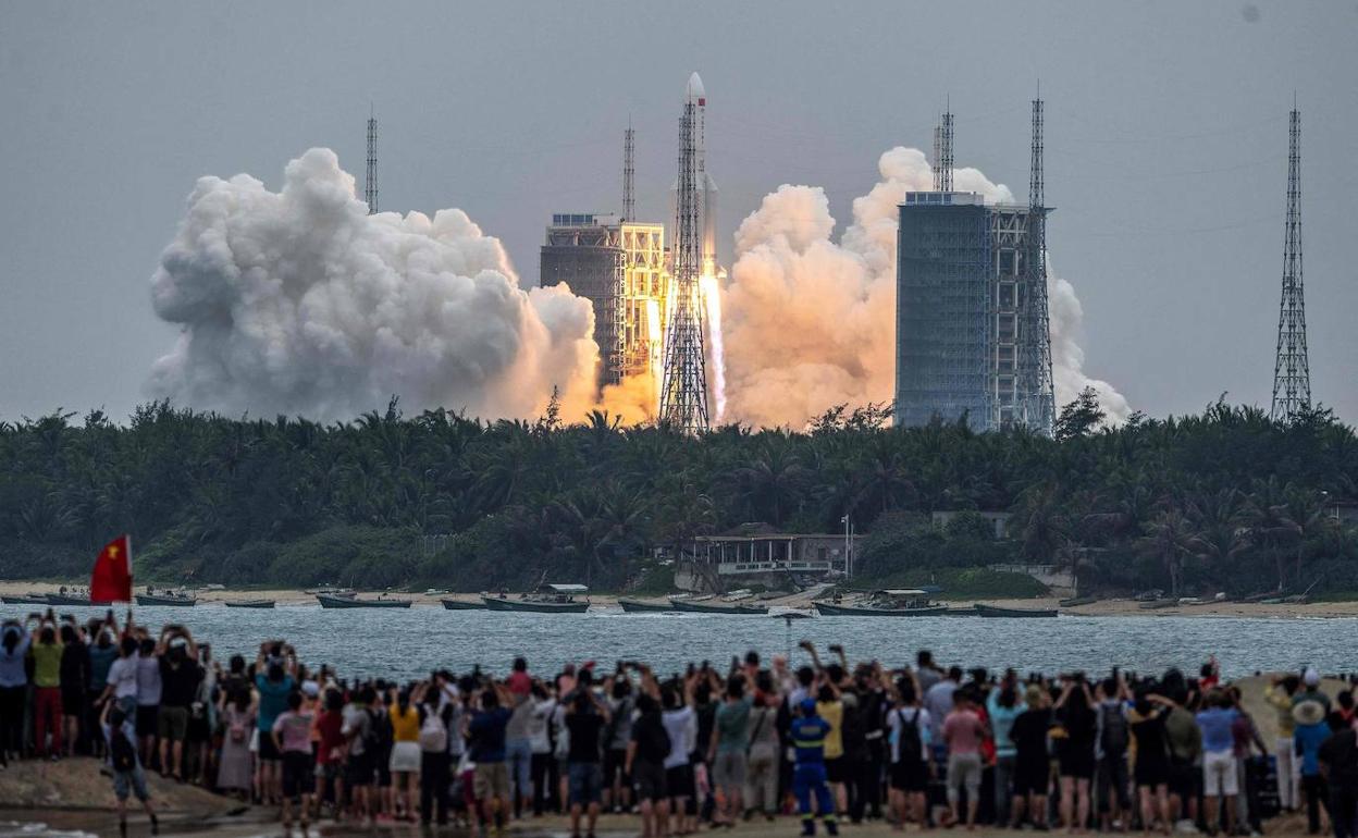 Un momento del despegue del Long March 5B.