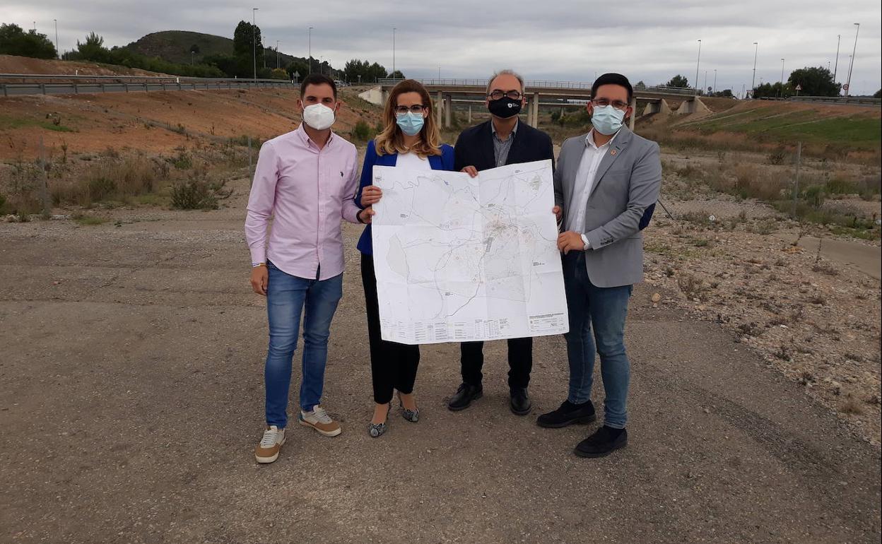 Stephane Soriano, edil en Benaguasil, y los alcaldes de Pedralba, Benaguasil y Vilamarxant, en el punto donde concluye la carretera. 