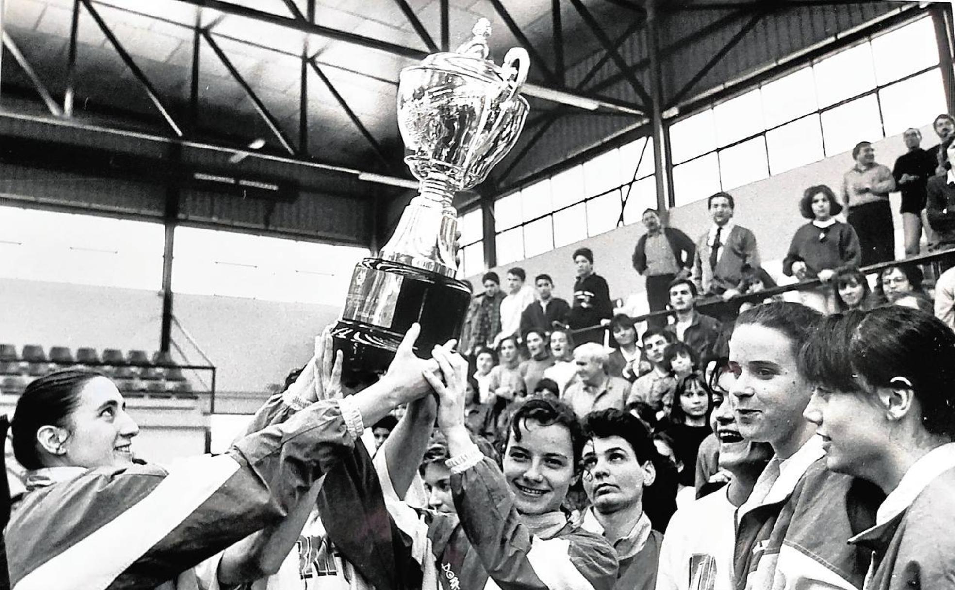 Las jugadoras del Dorna reciben en Paterna la copa como campeonas de Liga 90-91, entonces Primera División Femenina.