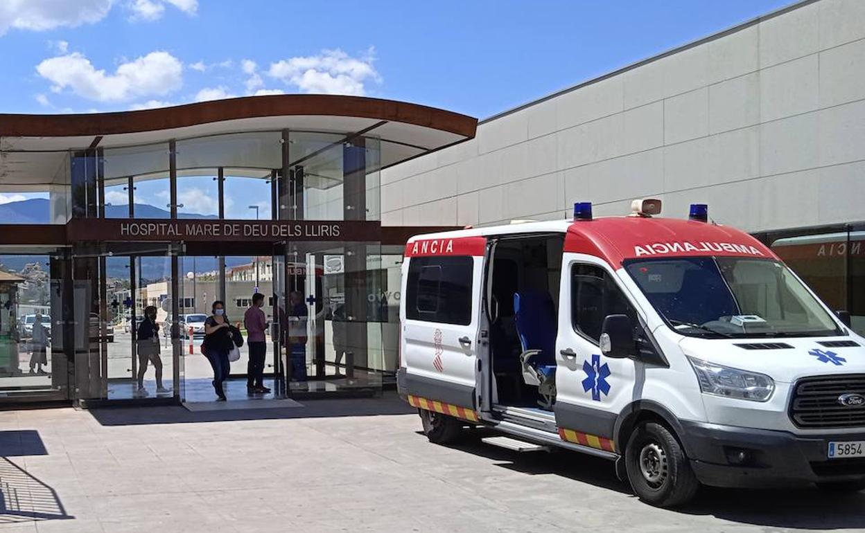 Una ambulancia en el acceso al hospital Virgen de los Lirios de Alcoy. 