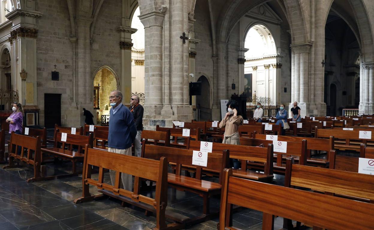 Celebración de una misa en la Catedral de Valencia que desde el domingo podrá disponer de un 75% de su aforo. 