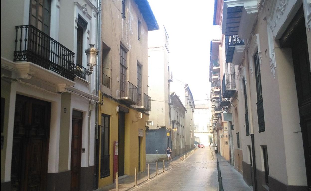 Las casas se encuentran en una de las principales calles del casco antiguo.