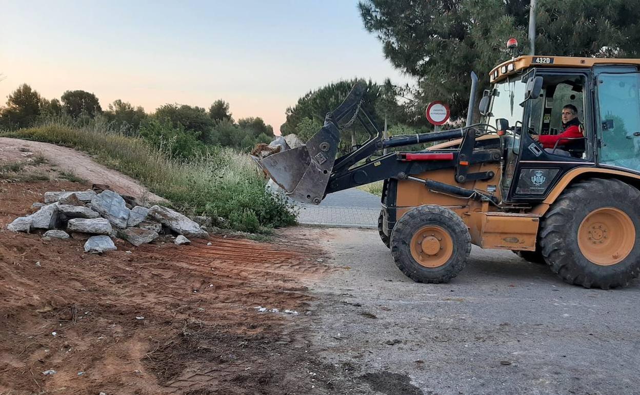 Un tractor retira los últimos residuos de la zona. 