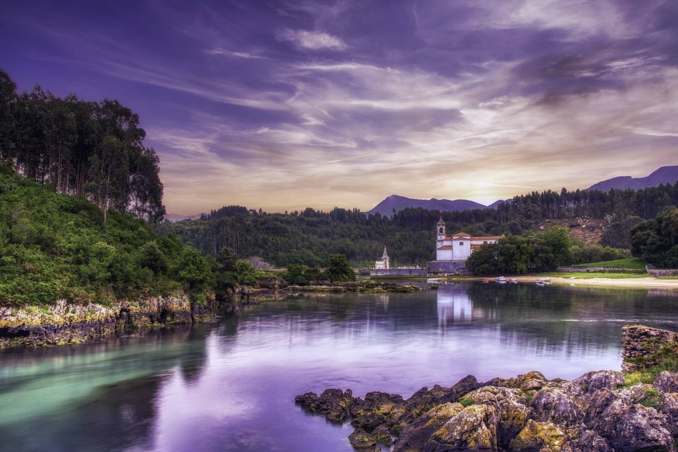 2.- Llanes (Asturias) | 5120 Búsquedas/mes. Para descubrir la segunda posición del ranking hay que trasladarse a Asturias, a una población cuyos orígenes se remontan al siglo XII y que ha llegado hasta nuestros días siendo una de las villas pesqueras más bonitas del principado. Gracias a ser uno de los cascos históricos mejor conservados de Asturias, este fue declarado Conjunto Histórico-Artístico. Sus callejuelas invitan a perderse en esta joya del norte, para así descubrir algunos de sus monumentos más representativos. Lo que no te puedes perder, según Holidú: La playa del Sablón, el conjunto histórico de la villa de Llanes y los atardeceres en los Cubos de la Memoria.