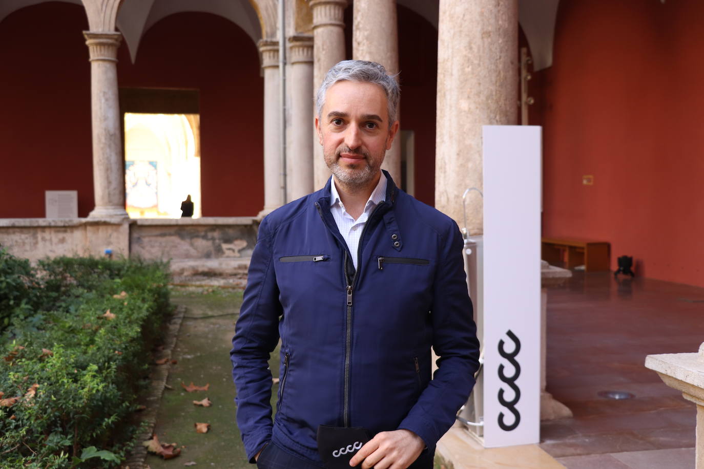 El Centre del Carme promociona el arte contemporáneo desde un enclave patrimonial, en pleno centro del barrio de El Carmen. Un gran edificio con valor histórico en el que se realizan exposiciones, eventos e intervenciones artísticas, planteado, según cuenta su actual director José Luis Pérez Pons, como un elemento más en la zona para el disfrute diario de sus vecinos. «La regeneración del barrio es evidente, hemos contribuido a atraer a otros públicos», asegura.