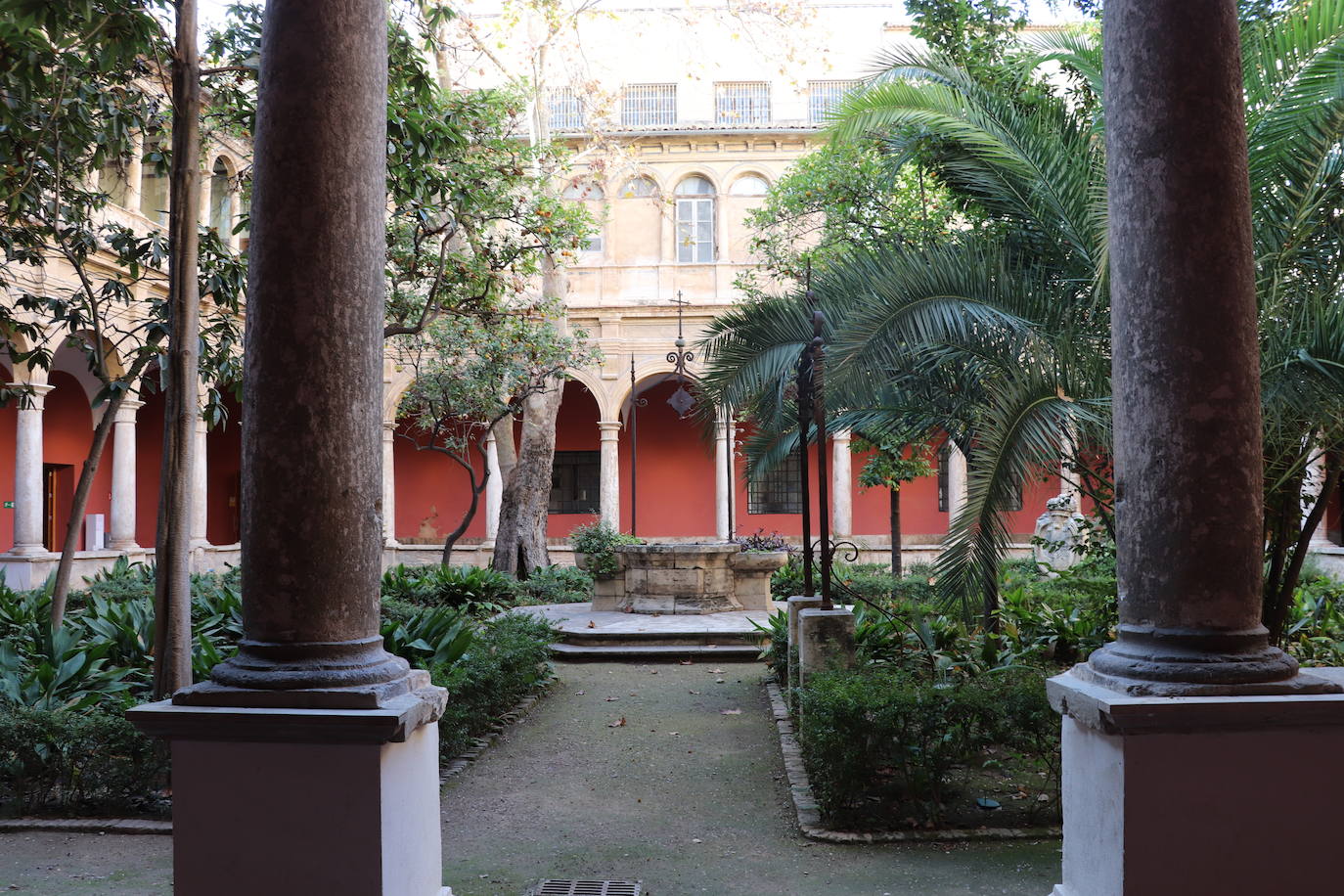 El Centre del Carme promociona el arte contemporáneo desde un enclave patrimonial, en pleno centro del barrio de El Carmen. Un gran edificio con valor histórico en el que se realizan exposiciones, eventos e intervenciones artísticas, planteado, según cuenta su actual director José Luis Pérez Pons, como un elemento más en la zona para el disfrute diario de sus vecinos. «La regeneración del barrio es evidente, hemos contribuido a atraer a otros públicos», asegura.