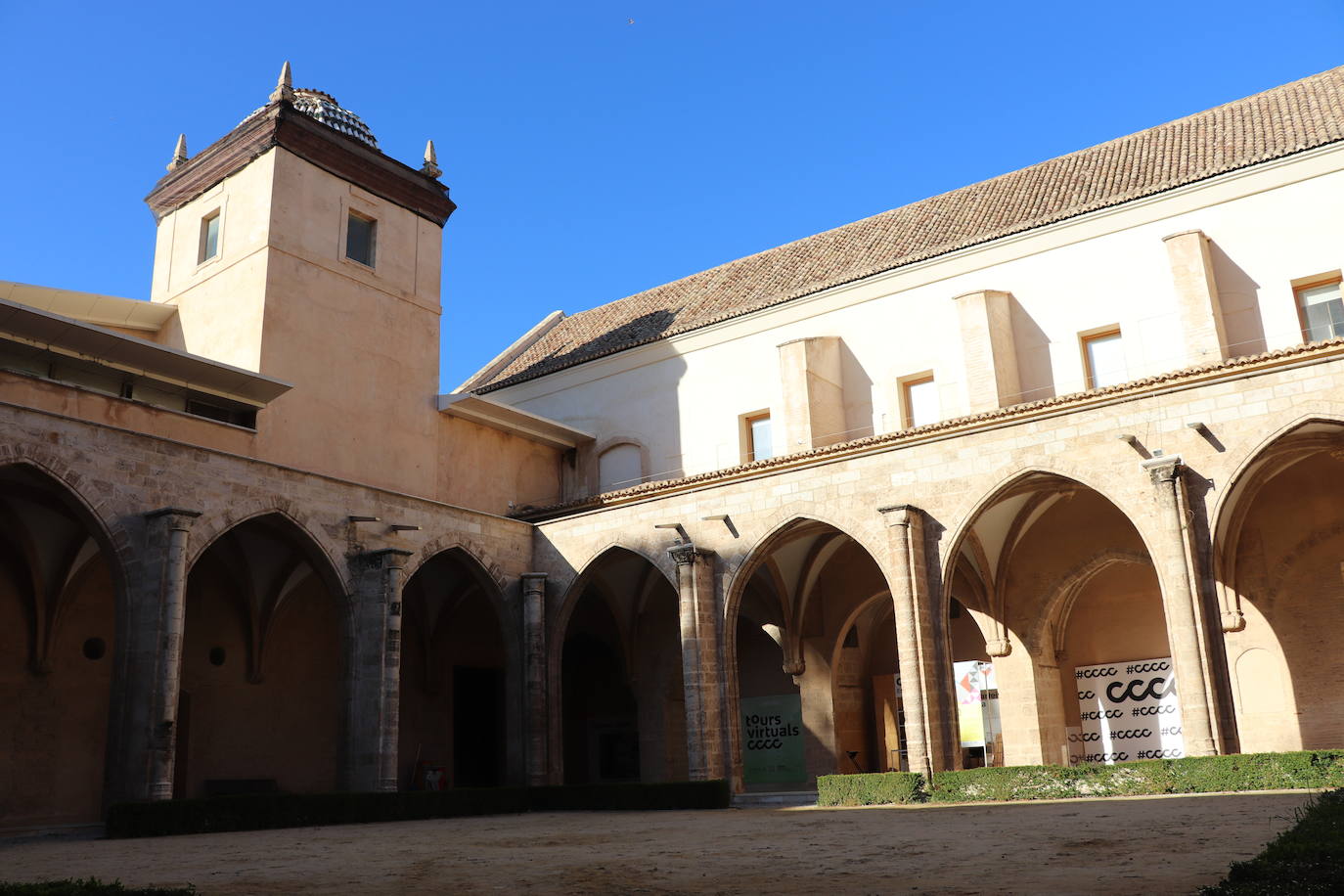 El Centre del Carme promociona el arte contemporáneo desde un enclave patrimonial, en pleno centro del barrio de El Carmen. Un gran edificio con valor histórico en el que se realizan exposiciones, eventos e intervenciones artísticas, planteado, según cuenta su actual director José Luis Pérez Pons, como un elemento más en la zona para el disfrute diario de sus vecinos. «La regeneración del barrio es evidente, hemos contribuido a atraer a otros públicos», asegura.