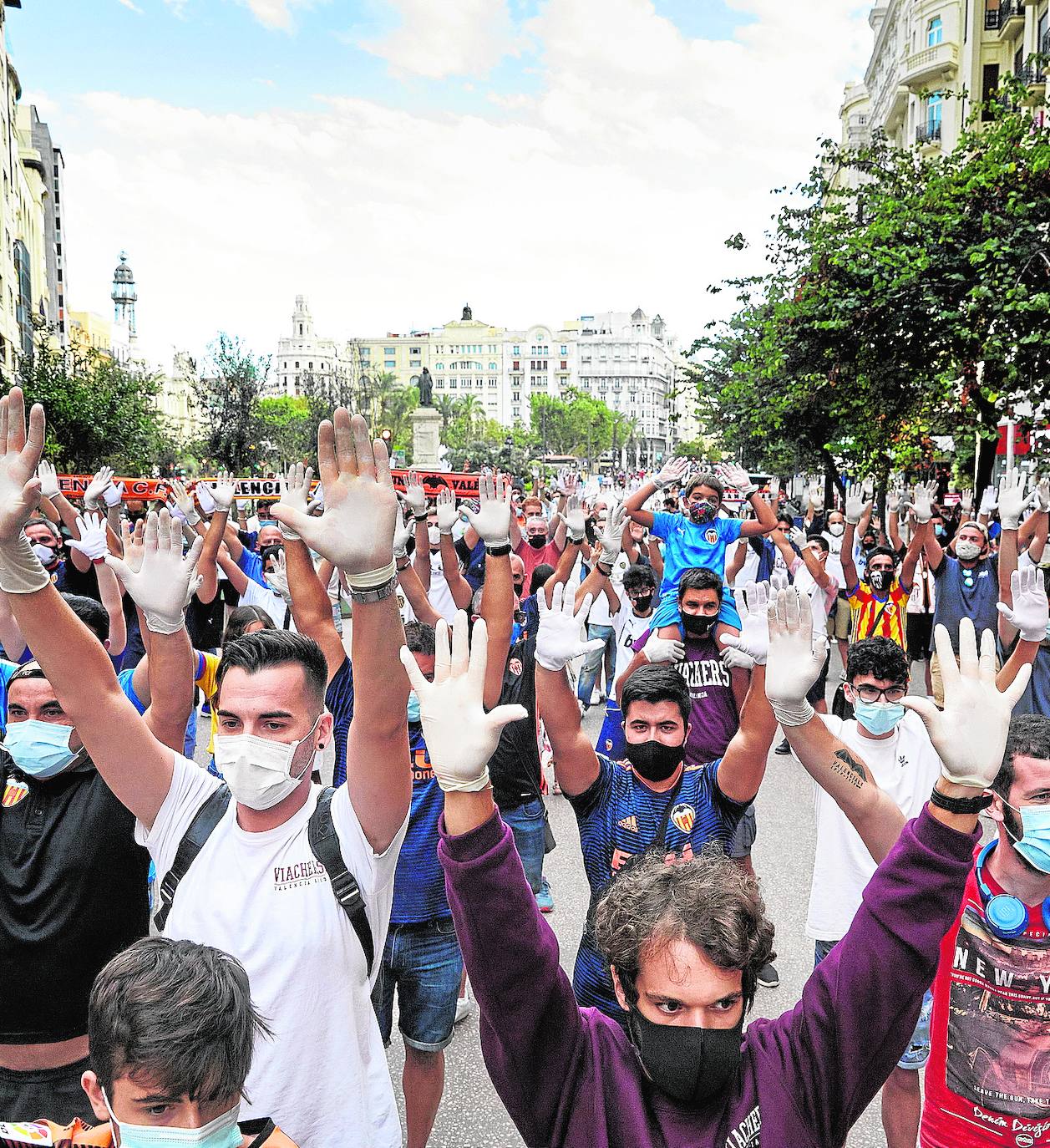 Imagen secundaria 2 - 1. Concentración ante Mestalla el 12 agosto. 2. Caravana automovilística del 24 enero. 3. El 29 agosto se buscó una protesta simbólica contra Meriton. 