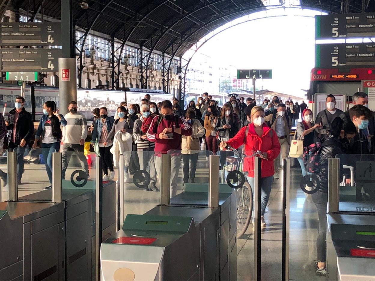 Llegada del tren de la Línea C-2 de Cercanías a la Estación del Norte en Valencia, ayer, procedente de Xátiva. LP