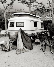 Imagen secundaria 2 - 1. En familia. Llegados desde Suiza, Cristoph, Mireille y las jóvenes Jeanne y su prima Flannah. 2. Deporte. La mayoría de las caravanas transportan bicicletas para poder moverse por el entorno más cercano. 3. Campamento. Biciletas y otros objetos de una familia