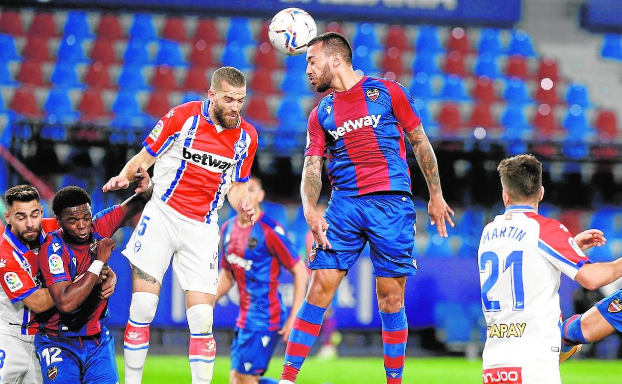 Rubén Vezo, vuela en el área del Alavés en el partido de la primera vuelta de Liga. 